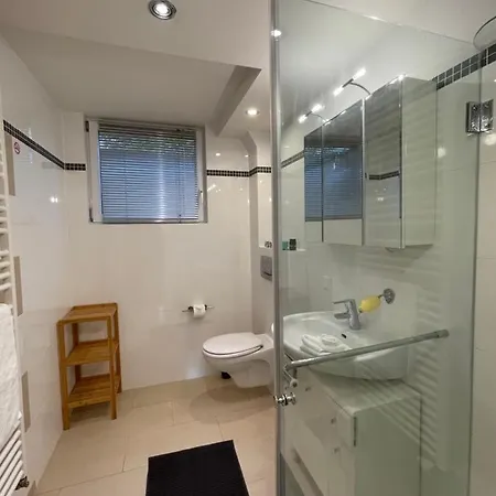 4 Bedrooms, 2 Bathrooms, Kitchen, Terrace - 10 Min To Fairground Dusseldorf Exterior photo