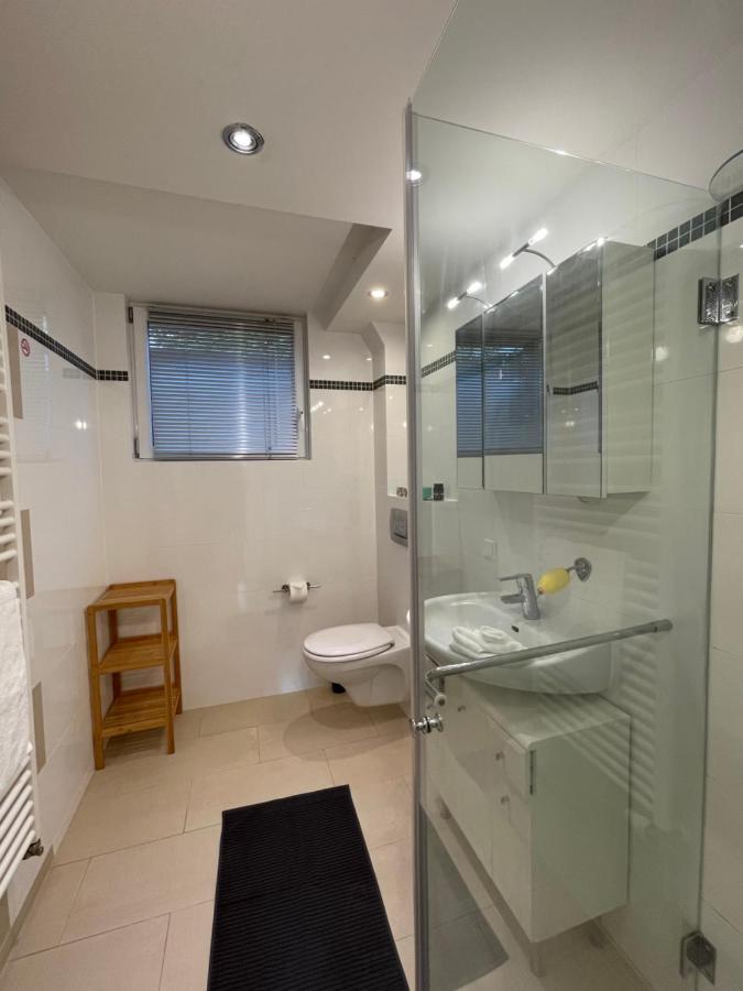 4 Bedrooms, 2 Bathrooms, Kitchen, Terrace - 10 Min To Fairground Apartment Dusseldorf